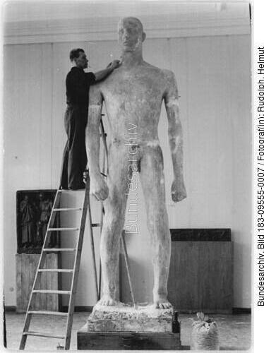Berlin, Fritz Cremer an Denkmal "Modell des befreiten Menschen"