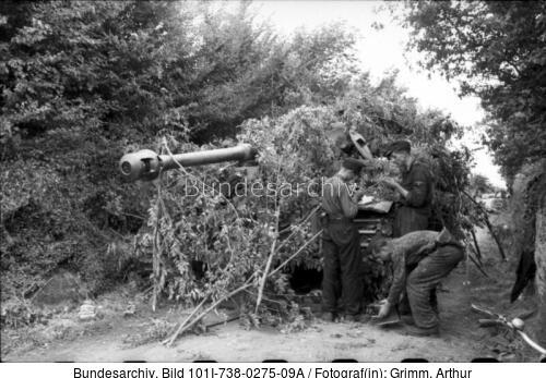 Bei Villers-Bocage, getarnter Panzer VI (Tiger I)