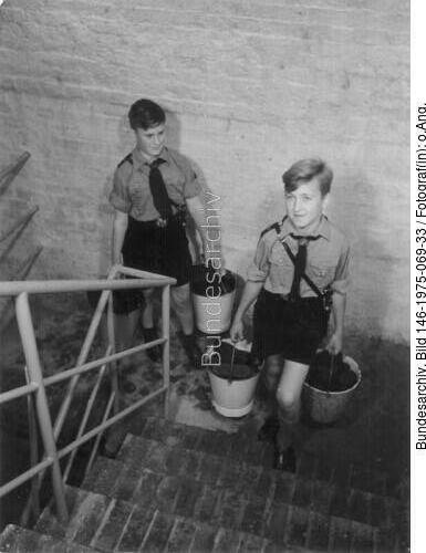 Kriegsdienstpflicht, Pimpfe bei Nachbarschaftshilfe
