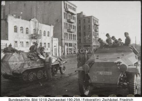 Ukraine, Charkow, Waffen SS in Panzerkolonne