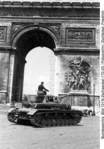 Paris, Panzer IV der LSSAH vor Triumphbogen