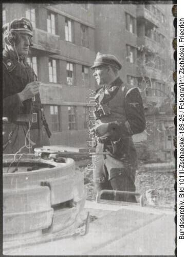 Ukraine, Charkow, Waffen SS in Panzerkolonne