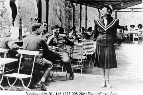 Amerikanische Soldaten und deutsches Fräulein