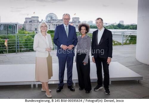 Bundeskanzler Friedrich Merz: Empfang von Preisträgerklassen des Schülerwettbewerbs zur Politischen Bildung, 2025