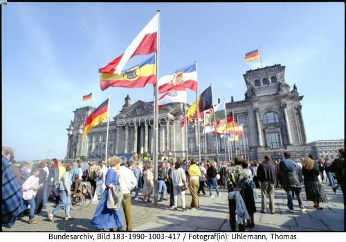 Berlin, Fahnen vor dem Reichstag
