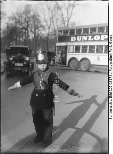 Berlin, Kind als Verkehrspolizist
