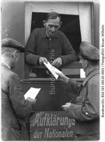 Reichsbahn, Sonderwagen, Lokführer beim Verteilen von Flugblättern