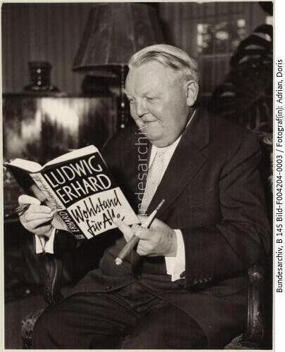 Ludwig Erhard mit Buch "Wohlstand"