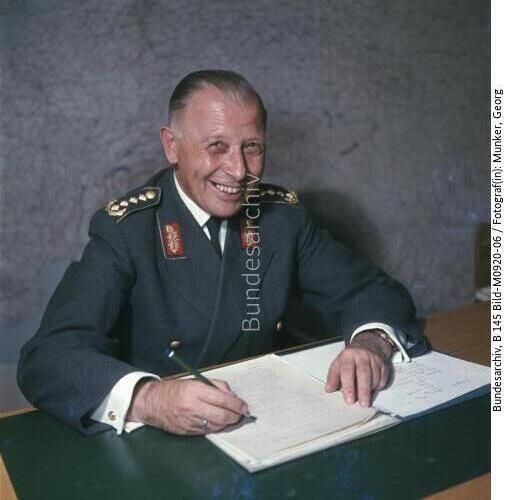Adolf Heusinger im Büro
