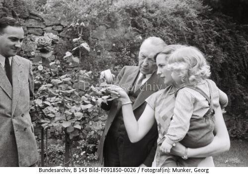 Rhöndorf, Konrad Adenauer mit Tochter und Enkel