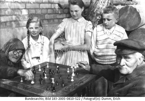 Ströbeck, Alte und Junge beim Schachspiel