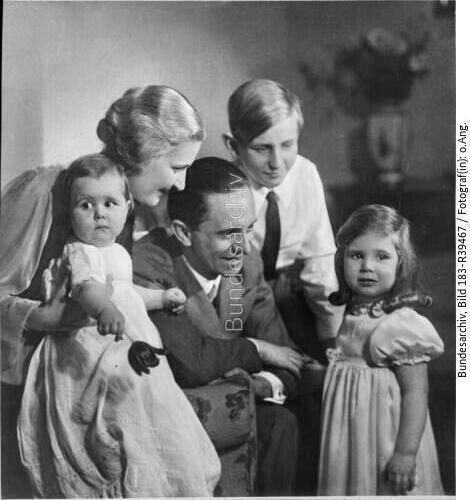 Magda und Joseph Goebbels mit ihren Kindern