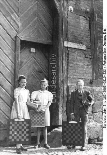 Ströbeck, Kinder mit  Schachspiel auf Schulweg