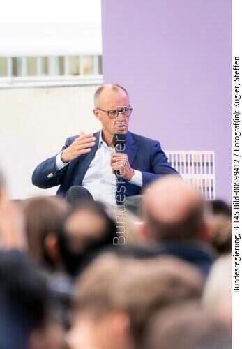 <span class="match">Bundeskanzler</span> Friedrich Merz beim Tag der offenen Tür der Bundesregierung 2025