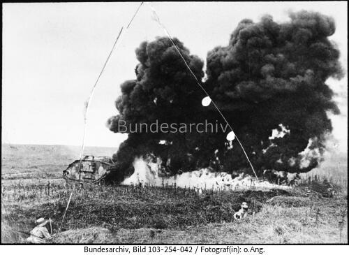 Soldaten bei Panzerabwehr mit Flammenwerfer