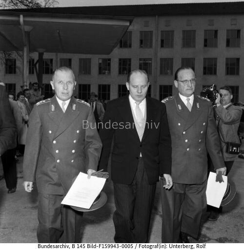 BM Blank überreicht Ernennungsurkunden