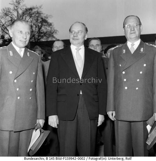 BM Blank ernennt Militärs