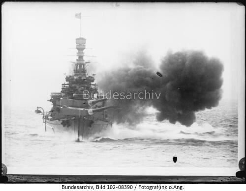 Englisches Schlachtschiff HMS "Repulse"