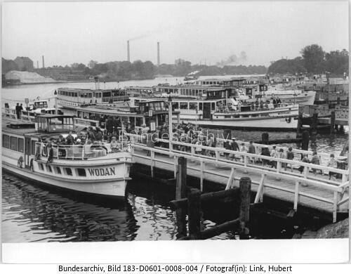 Berlin, Schiffe an Anlegeplatz, Kinder beim Betreten