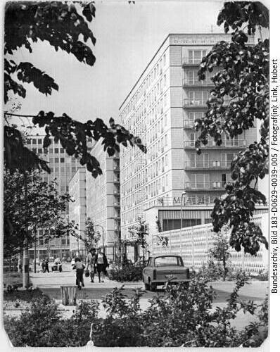 Berlin, Karl-Marx-Allee, Rückfront der Neubauten