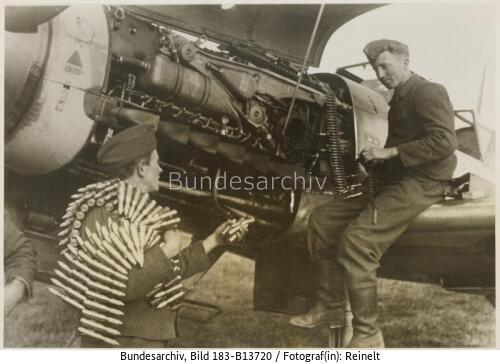 Russland, Flugzeug Me 109, Munitionieren