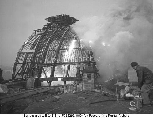 Berlin, Sprengung der Reichstagskuppel