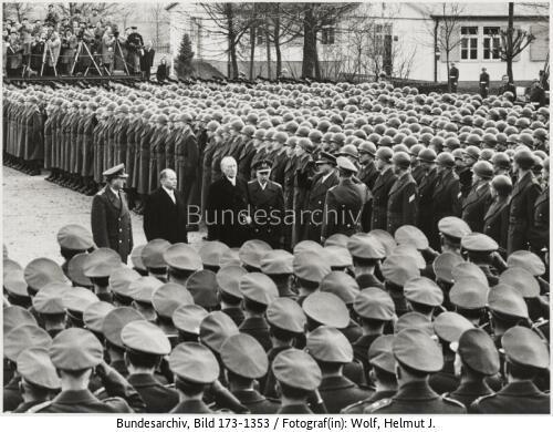 Andernach, Adenauer besucht Bundeswehr