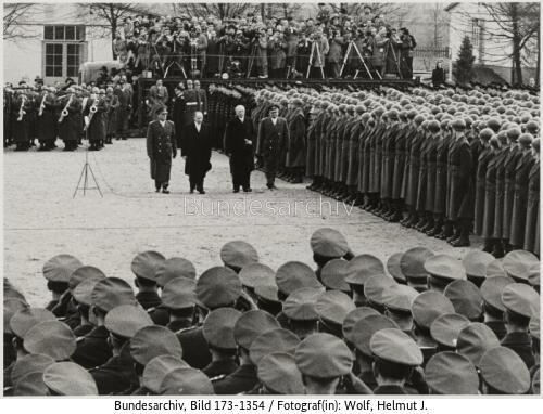 Andernach, Adenauer besucht Bundeswehr