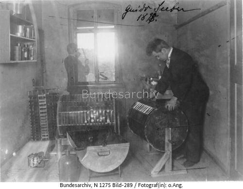 Guido Seeber mit Filmtrockentrommel