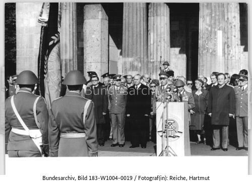 Berlin, Namensgebung <span class="match">Wachregiment</span> Engels