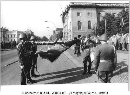 Berlin, Namensgebung <span class="match">Wachregiment</span> Engels