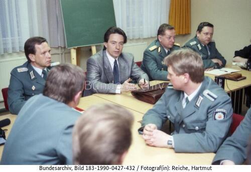 Berlin, Peter-Michael Diestel im Polizeirevier