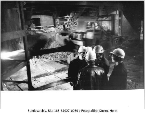 Hennigsdorf, Elektrostahlwerk, Arbeiter vor Ofen