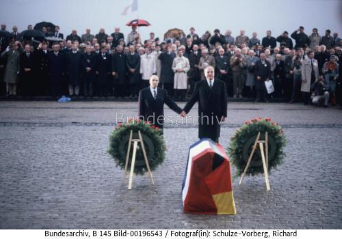 Bundeskanzler Kohl in Frankreich 1984 / Gedenken der gefallenen Soldaten in Verdun