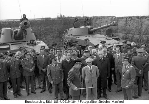 Erich Honecker bei GSSD-Besuch, Haubitzen