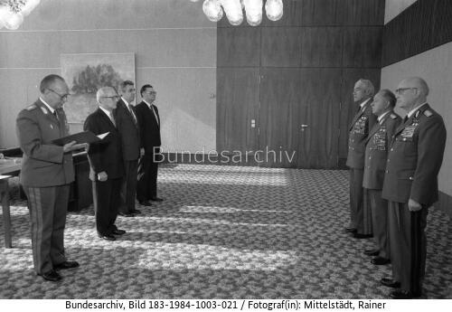 Berlin, Verleihung Scharnhorst-Orden durch Honecker