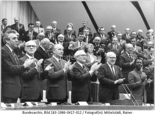 Berlin, XI. SED-Parteitag, Podium