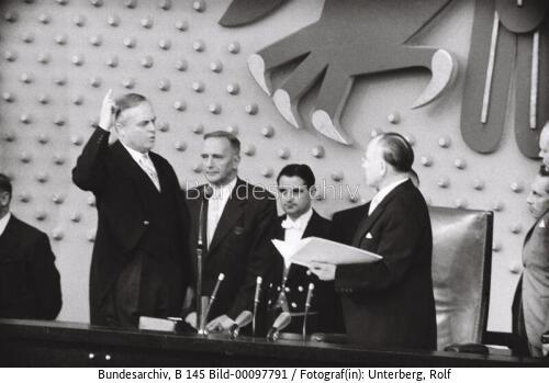 Bundestagssitzung / Vereidigung BM Oberländer 1957