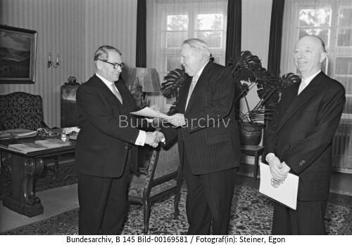 BM Erhard übergibt Ernennungsurkunden 1957