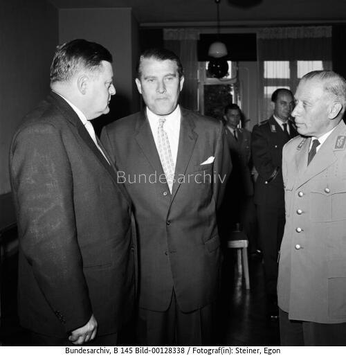 BM Strauß empfängt Raketenbauer von Braun 1959