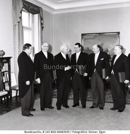 Bundespräsident Heuss überreicht Verdienstorden 1958