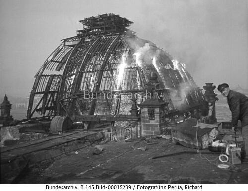 Berlin / Sprengung der Reichstagskuppel 1954