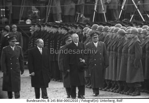 Bundeskanzler Adenauer und BM Blank 1956