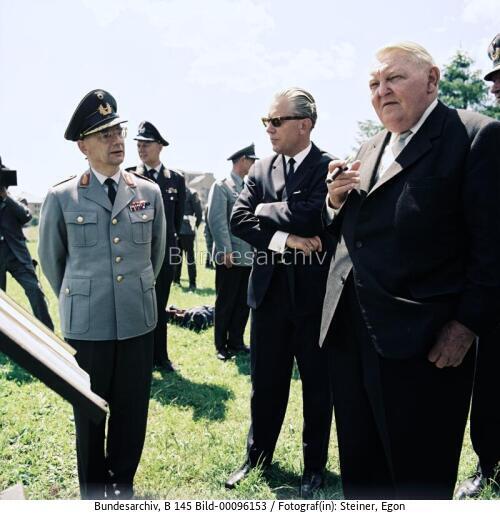 Bundeskanzler Erhard besucht Bundeswehr 1965