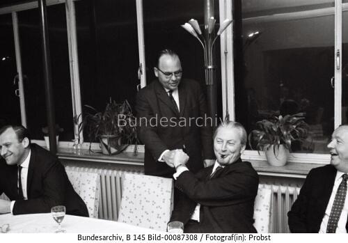 Bundesratspräsident <span class="match">Kiesinger</span> gibt einen Empfang für die Minister der Länder im Presseclub 1963