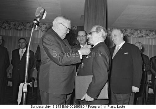 Verleihung des Bundesverdienstkreuzes an Bundesbankpräsident Blessing 1965