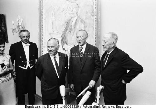 Altbundeskanzler Adenauer erhält vom Maler Kokoschka Gemälde mit einem Adenauer-Porträt 1966