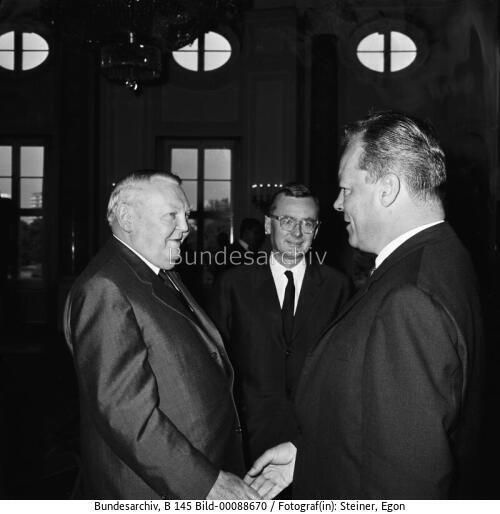 Bundeskanzler Erhard, Senator Schiller und Regierender Bürgermeister Brandt 1964
