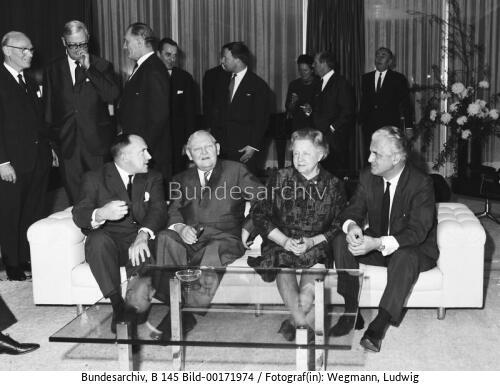 Bundeskanzler Erhard: Schlüsselübergabe für Kanzlerbungalow 1964