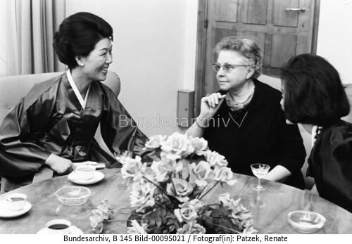 Luise Erhard und Yuk Yeongsu 1964